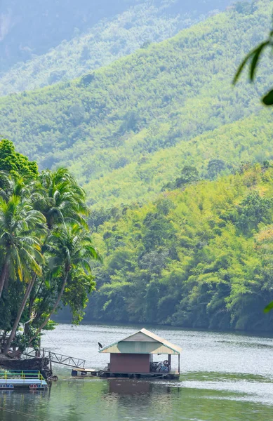 Pływająca Tratwa Kwai Yai Rzeki Tle Drzew Góry Kanchanaburi Tajlandii — Zdjęcie stockowe