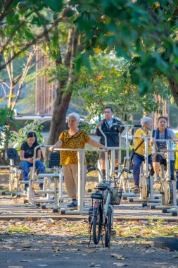Yaşlı insanlar egzersiz fitness ekipmanları Bangyai parkta, Nonthaburi Tayland. 3 Aralık 2018