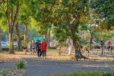 Bangyai Park, Nonthaburi Tayland egzersiz sağlık için çalışan insanlar. 3 Aralık 2018