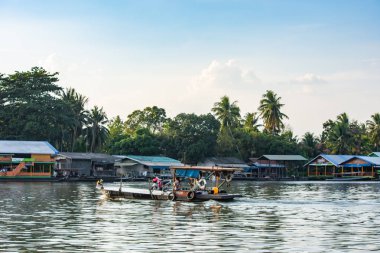 Yolcu ve motosiklet Kanchanaburi Tayland at Khwae Noi nehrin karşısındaki gemi. 2 Aralık 2018