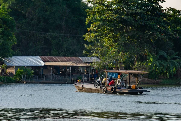 Schiffspassagiere Und Motorräder Überqueren Den Fluss Khwae Noi Kanchanaburi Thailand — Stockfoto