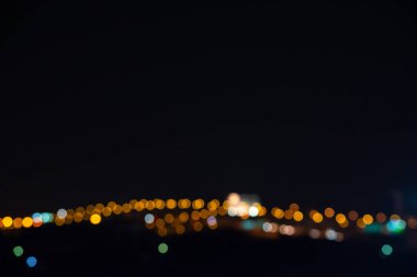 Işıklar ışıklar bir arka plan olarak kullanılan yolda araba bulanık.