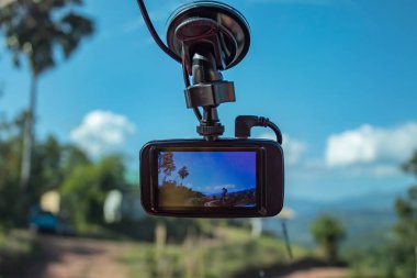 Araba fotoğraf makinesinde ağaçlar ve dağlar fotoğraflar.