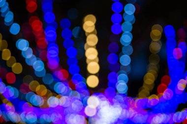 Festival için arka plan olarak kullanılan bulanık renkli ışık.