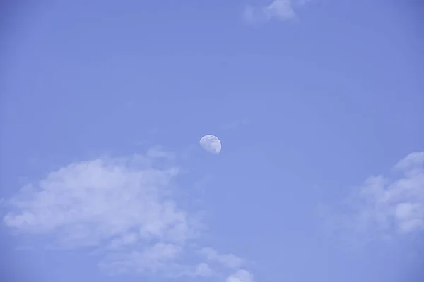 Månen Dagsljus Den Ljusa Himlen — Stockfoto