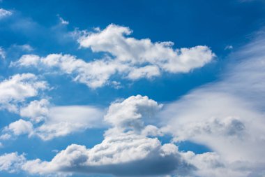 Bulutlu ve güneşli gökyüzünün güzelliği.