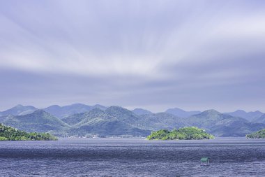 Gökyüzü ve su Krachan Kaeng Barajı, Phetchaburi Tayland güzelliği.