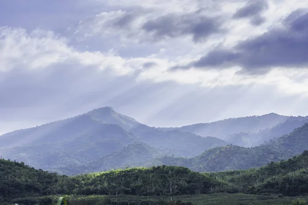 Sol Brillando Través Las Nubes Los Árboles Montaña Suan Phueng — Foto de Stock