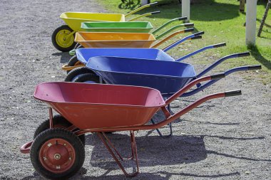 El arabası yerdeki renkli malzeme arabaları.