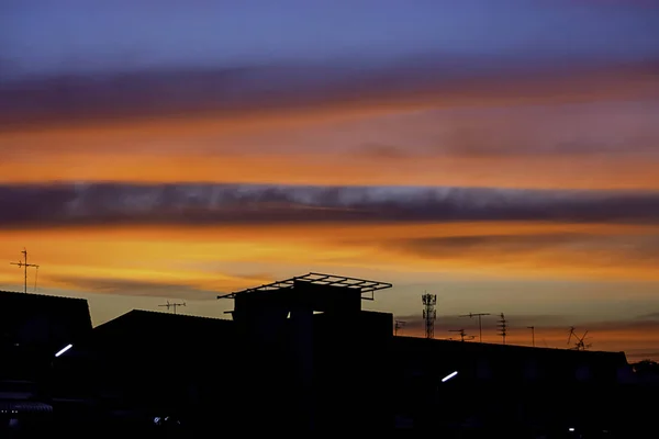 Hermosa Luz Del Atardecer Con Nubes Cielo Reflejo Detrás Del —  Fotos de Stock