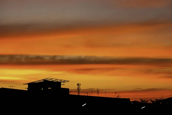 Hermosa Luz Del Atardecer Con Nubes Cielo Reflejo Detrás Del —  Fotos de Stock