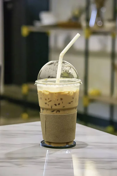 Café Helado Poner Crema Batida Vaso Sobre Mesa —  Fotos de Stock