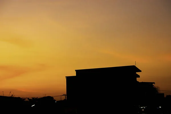 Bulutlu Gökyüzü Yansıması Binanın Arkasındaki Günbatımı Güzel Işık — Stok fotoğraf