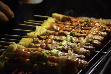 Barbekü ızgara et sebze ve ısı ile çelik ızgaralar üzerinde domates sos ile.