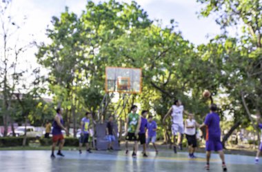 Yaşlı erkek ve gençler Bangyai Park, Nonthaburi Tayland'da sabah basketbol oynarken bulanık görüntü.