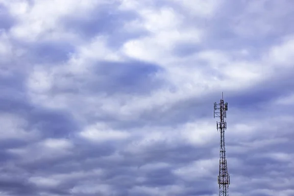 Dalga Iletim Direği Büyük Telefon Sinyal Parlak Mavi Gökyüzü Ile — Stok fotoğraf