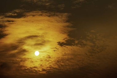 Gökyüzü ve bulutlar yansıyan günbatımı ışık ve bir uçak uçan