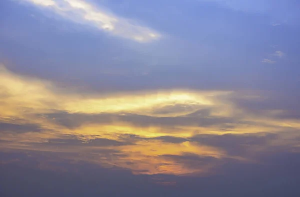 Langit Dan Awan Memantulkan Cahaya Matahari Terbenam — Stok Foto