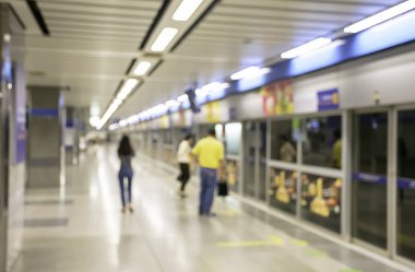 Metro için bekleyen bir yolcu stand bulanık görüntü