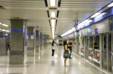 Metro için bekleyen bir yolcu stand bulanık görüntü