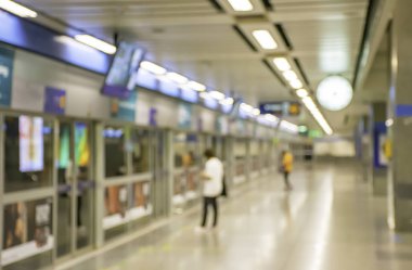 Metro için bekleyen bir yolcu stand bulanık görüntü