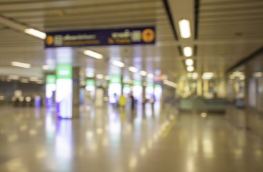 Metro için bekleyen bir yolcu stand bulanık görüntü