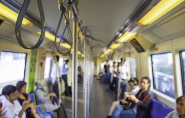 Bir yolcu metro treninin bulanık görüntü