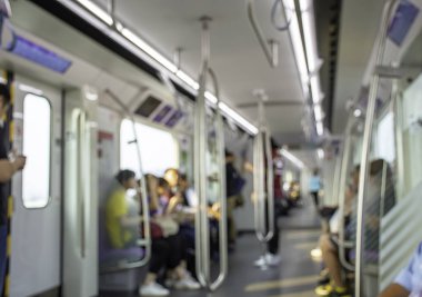 Bir yolcu metro treninin bulanık görüntü