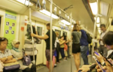 Bir yolcu metro treninin bulanık görüntü