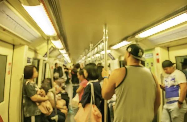 Bir yolcu metro treninin bulanık görüntü