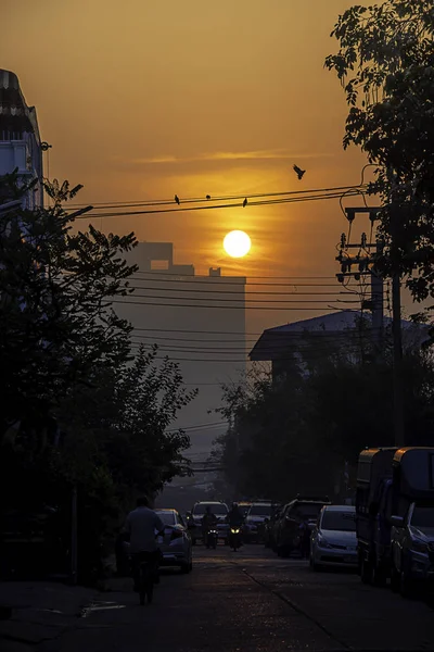 Le soleil matinal brille sur les bâtiments et les voitures sur — Photo