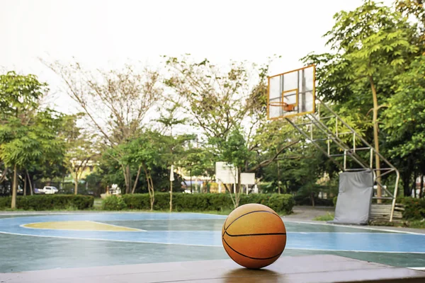 Basket Sulla Sedia Legno Sfondo Campo Basket Parco — Foto Stock