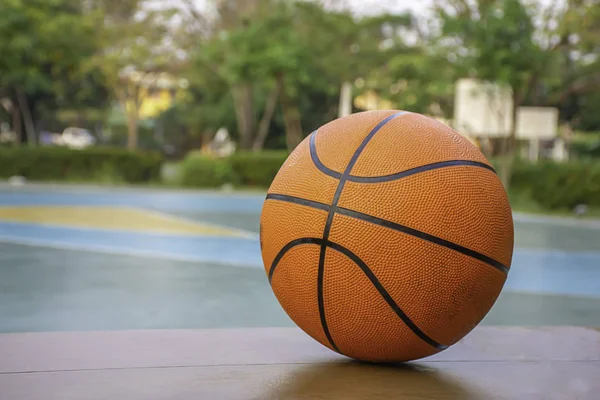 Basketball Sur Chaise Bois Fond Terrain Basket Parc — Photo