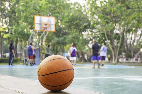 Basketball Auf Dem Hölzernen Stuhlhintergrund Verschwommenes Bild Von Menschen Die — Stockfoto