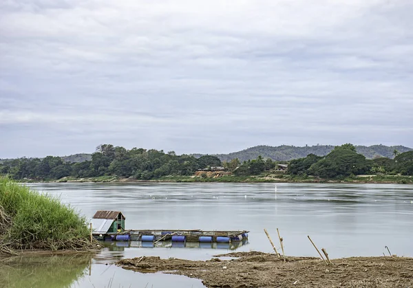 Balık yetiştiriciliği yüzen Sal ve gökyüzü Loei Tayland, Mekong Nehri üzerinde.