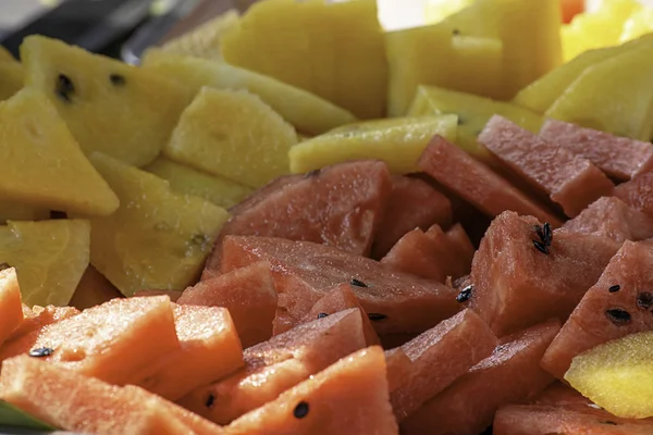Meloun červený a žlutý řez malý kousek k jídlu. — Stock fotografie