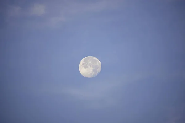 Månen Dagsljus Den Ljusa Himlen — Stockfoto