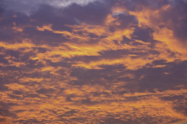 Langit Dan Awan Mencerminkan Matahari Pagi — Stok Foto