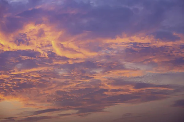 Langit Dan Awan Mencerminkan Matahari Pagi — Stok Foto