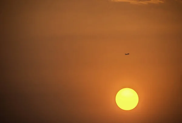 Das Goldene Licht Der Sonne Und Das Flugzeug Himmel — Stockfoto