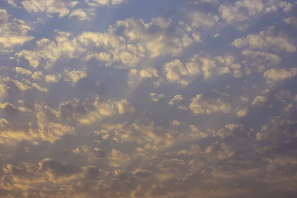 Langit Dan Awan Mencerminkan Matahari Pagi — Stok Foto