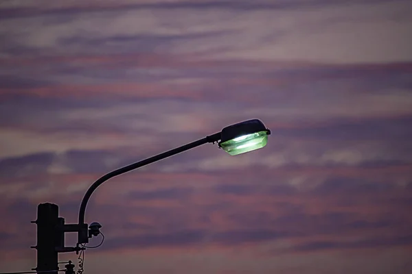 Iluminação Rua Luz Fundo Pôr Sol Refletida Com Nuvem — Fotografia de Stock