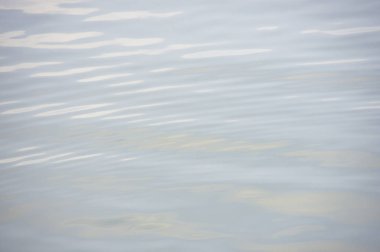 Mavi su dalgaları rüzgar ve güneş ışığı yansıtan yüzey tarafından