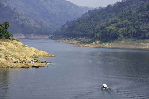 Het toeristische boot pier park op water bij Khun Dan Prakan Chon Dam, Nakhon Nayok in Thailand. — Stockfoto