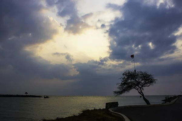 El sol de la mañana que refleja las nubes y el mar . —  Fotos de Stock