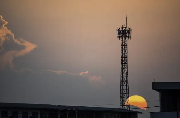 'S avonds de zonsondergang licht is oranje na de telefoonhoorn ante — Stockfoto
