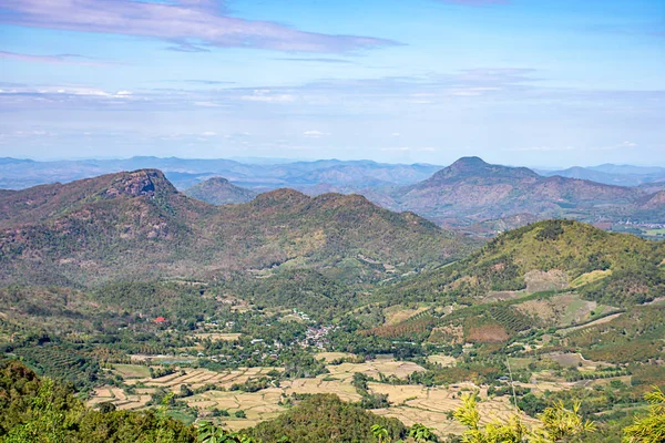 La belleza de las montañas y el paisaje urbano en Phu Rua, Loei en Thail —  Fotos de Stock
