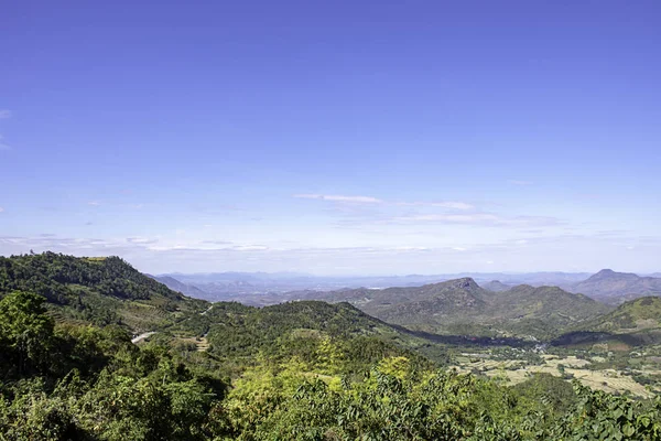 Skönheten i bergen och sky på Phu Rua, Loei i Thailand. — Stockfoto