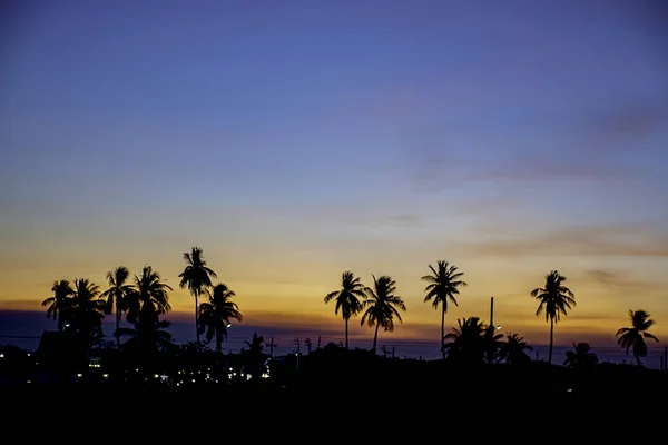 Bela luz do pôr do sol com nuvens no céu reflexão behi — Fotografia de Stock