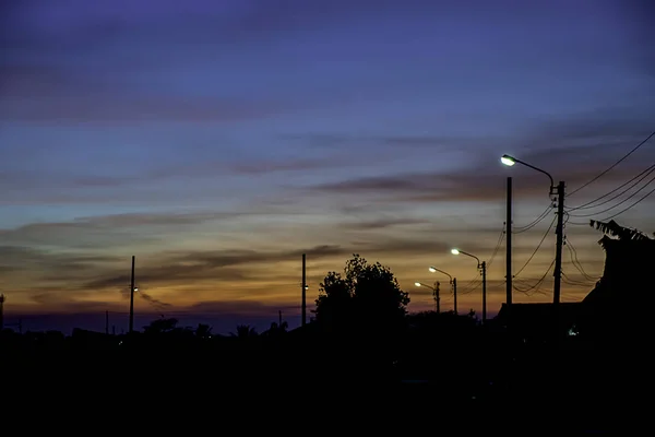 Hermosa luz del atardecer con nubes en el cielo behi reflejo —  Fotos de Stock